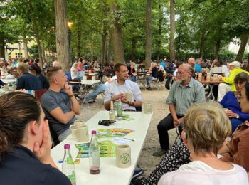 Thomas von Sarnowski am Tisch im Bierkeller mit Mitgliedern von Grünes Bamberg