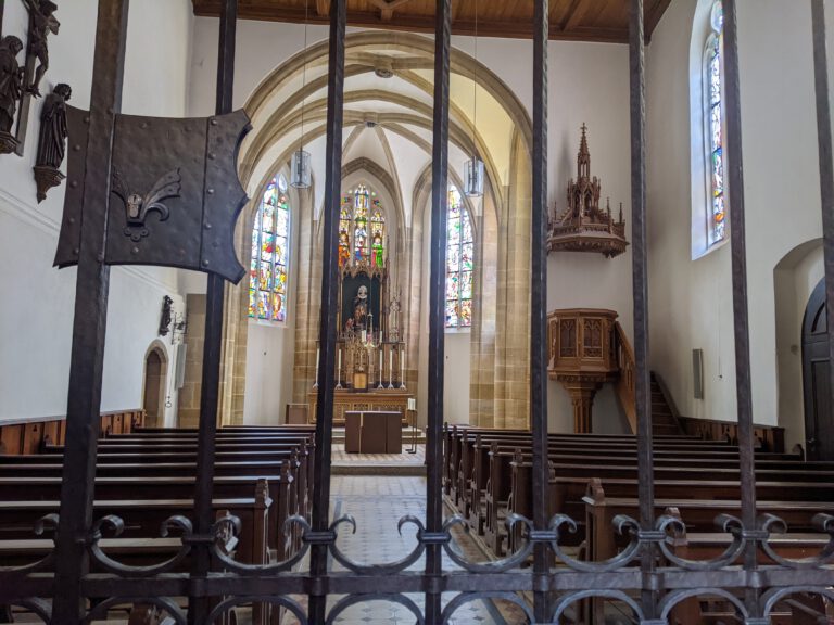 Glaskunst-Fenster hinter Gittern?