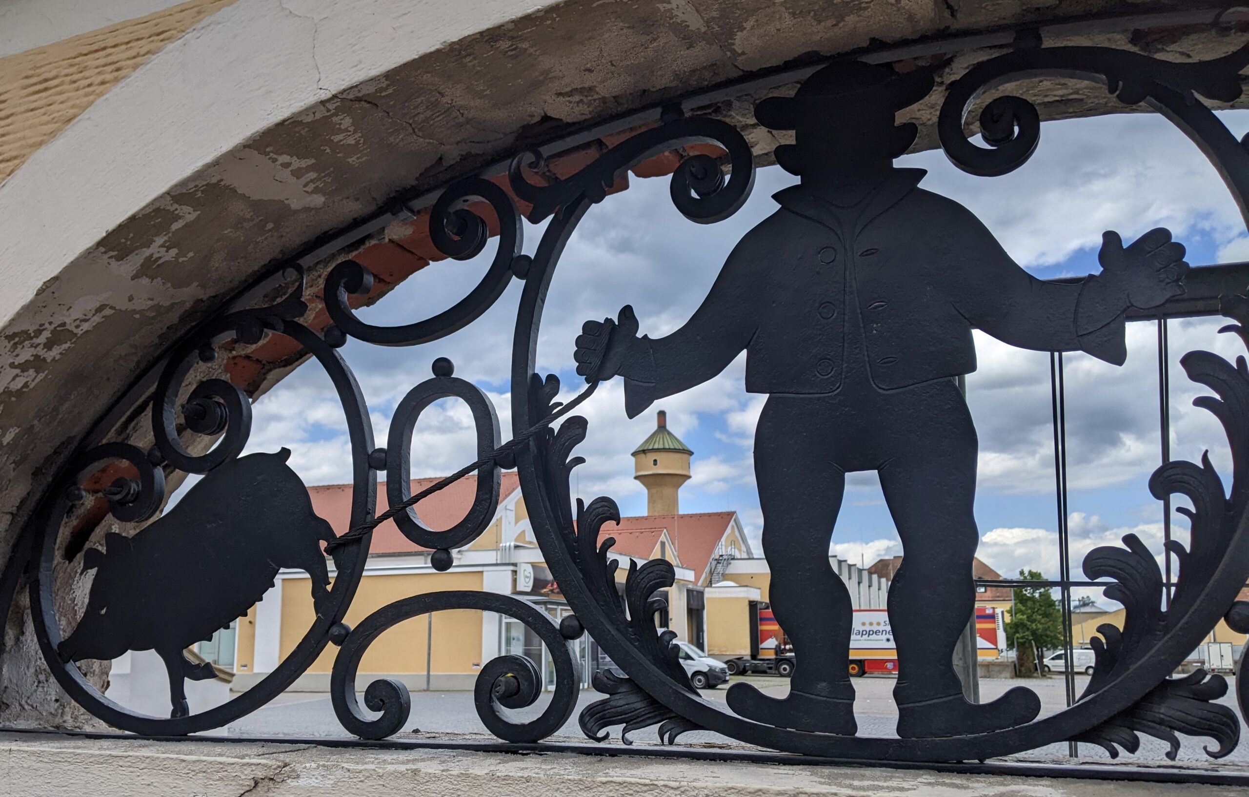 Blick durch historische Mauer auf das Schlachthofgelände