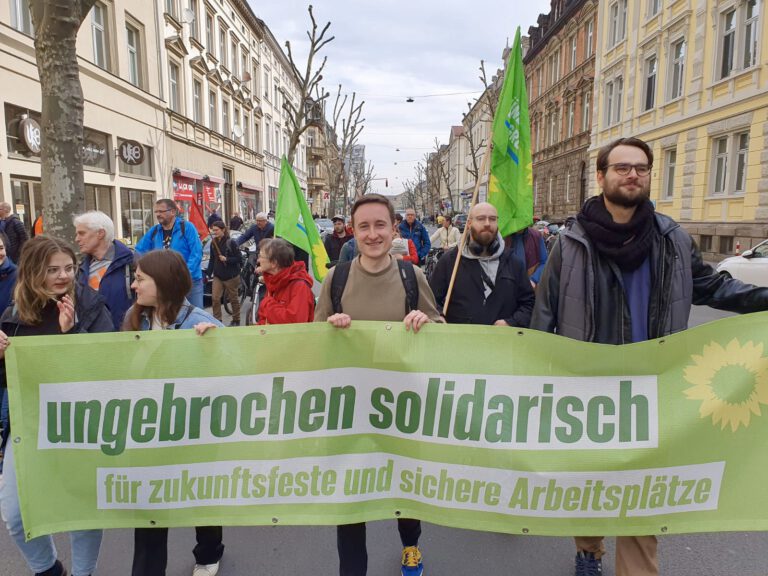 Grüne zeigen Flagge am 01. Mai