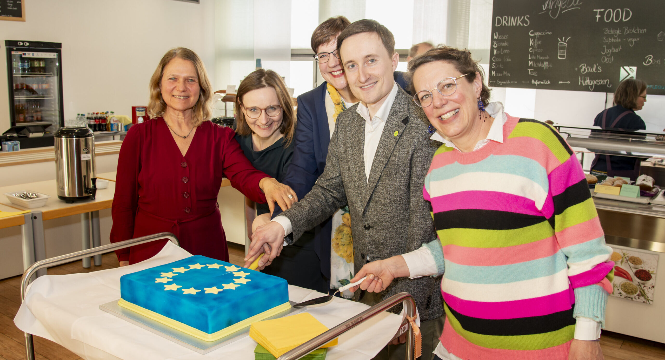 Grüne schneiden Motivtorte Europafahne an
