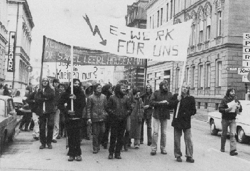 Demonstrationzug in der Bamberger Innenstadt. Teilnehmer halten ein Transparent mit der Aufschrift "E-Werk für uns".