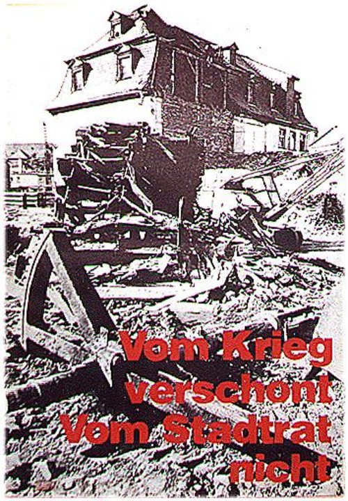 Wahlplakat aus den 80ern zeigt abgerissenes historisches Haus, mit dem Text "Vom Krieg verschont, vom Stadtrat nicht".