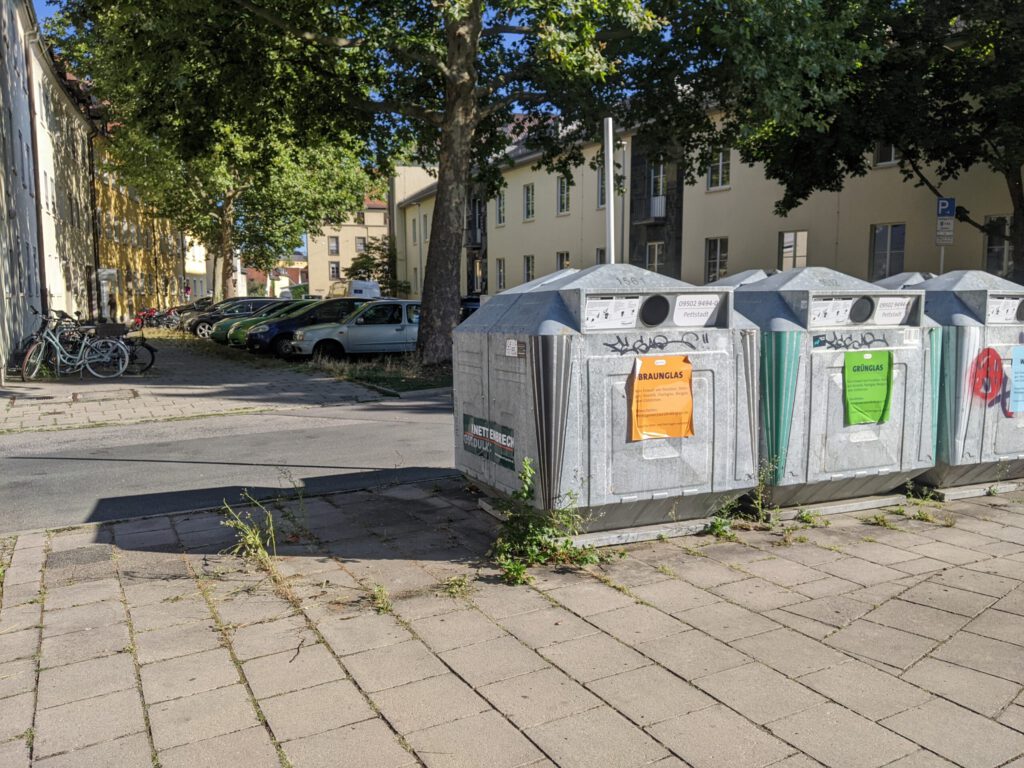 Früherer Standort eines Altkleidercontainers in der Hopferstraße, bei der Erlöserkirche